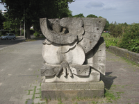 905447 Afbeelding van het hardstenen beeldhouwwerk 'Vogel met slang in de bek', gemaakt door Gerard Héman (1914-1992), ...